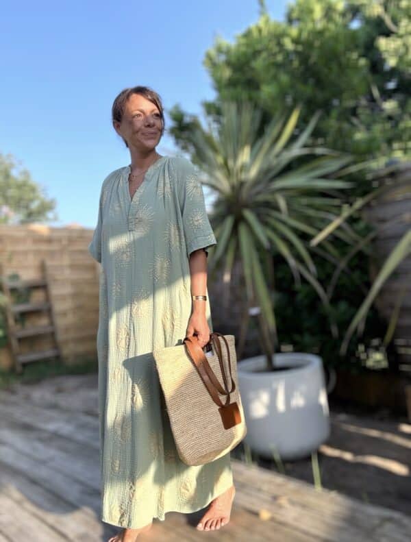 Robe longue Sun – Kaki clair, motif soleil pailleté La robe longue Sun allie douceur estivale et éclat discret. Coloris : kaki clair Matière : double gaze de coton Motif : soleil finement pailleté Coupe : longue, ample et fluide Col V flatteur Manches courtes raglan Poches sur les côtés Taille unique : convient du 36 au 44 Fabrication italienne Une robe confortable, lumineuse et facile à accessoiriser pour vos plus belles journées d'été.