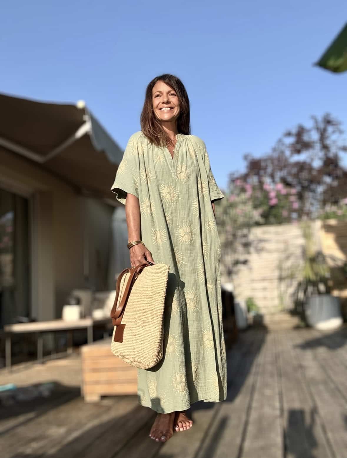 Robe longue Sun – Kaki clair, motif soleil pailleté La robe longue Sun allie douceur estivale et éclat discret. Coloris : kaki clair Matière : double gaze de coton Motif : soleil finement pailleté Coupe : longue, ample et fluide Col V flatteur Manches courtes raglan Poches sur les côtés Taille unique : convient du 36 au 44 Fabrication italienne Une robe confortable, lumineuse et facile à accessoiriser pour vos plus belles journées d'été.