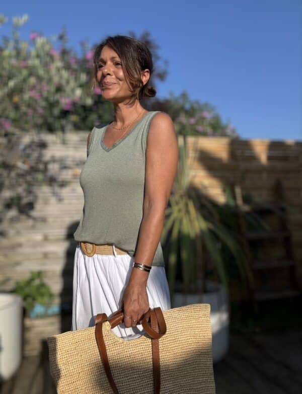 Débardeur JANA – Kaki Le débardeur JANA kaki incarne une allure chic et naturelle. Il est confectionné dans un mélange doux de 50 % lin et 50 % viscose. Son col V et ses emmanchures à franges ajoutent une touche bohème raffinée. La coupe droite légèrement évasée convient à toutes les silhouettes. La taille unique s’adapte facilement du 36 au 40. Ce modèle est fabriqué en Italie avec un soin particulier porté aux finitions. Coloris : kaki Matière : 50 % lin, 50 % viscose Col V avec franges Franges sur les emmanchures Coupe droite, légèrement évasée Taille unique : convient du 36 au 40 Fabriqué en Italie