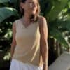 Débardeur JANA – Camel Le débardeur JANA en camel conjugue douceur, légèreté et féminité. Sa matière fluide associe 50 % lin et 50 % viscose pour un confort optimal. Le col V et les emmanchures sont rehaussés de petites franges, offrant un détail bohème chic. La coupe droite, légèrement évasée, flatte toutes les silhouettes. Sa taille unique convient aux morphologies allant du 36 au 40. Ce modèle est fabriqué en Italie dans le respect du savoir-faire textile. Coloris : camel Matière : 50 % lin, 50 % viscose Col V avec franges Franges sur les emmanchures Coupe droite, légèrement évasée Taille unique : convient du 36 au 40 Fabriqué en Italie