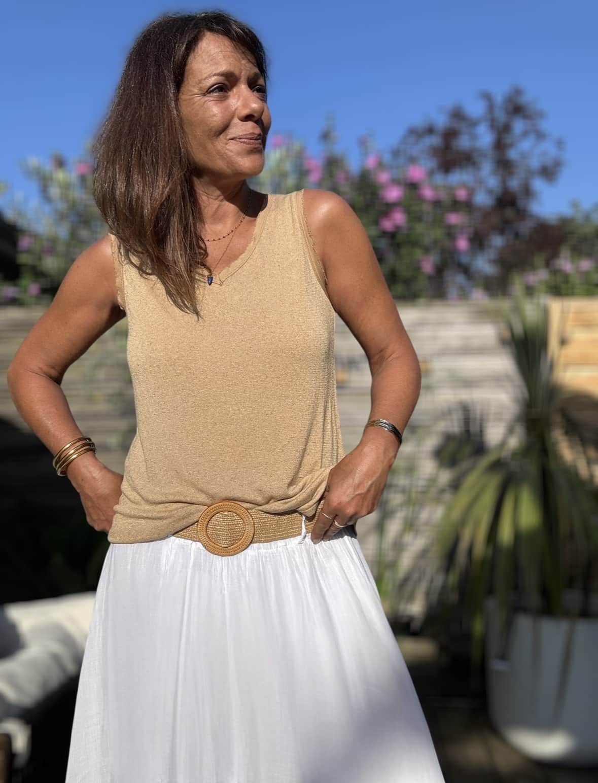Débardeur JANA – Camel Le débardeur JANA en camel conjugue douceur, légèreté et féminité. Sa matière fluide associe 50 % lin et 50 % viscose pour un confort optimal. Le col V et les emmanchures sont rehaussés de petites franges, offrant un détail bohème chic. La coupe droite, légèrement évasée, flatte toutes les silhouettes. Sa taille unique convient aux morphologies allant du 36 au 40. Ce modèle est fabriqué en Italie dans le respect du savoir-faire textile. Coloris : camel Matière : 50 % lin, 50 % viscose Col V avec franges Franges sur les emmanchures Coupe droite, légèrement évasée Taille unique : convient du 36 au 40 Fabriqué en Italie