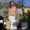 Débardeur JANA – Camel Le débardeur JANA en camel conjugue douceur, légèreté et féminité. Sa matière fluide associe 50 % lin et 50 % viscose pour un confort optimal. Le col V et les emmanchures sont rehaussés de petites franges, offrant un détail bohème chic. La coupe droite, légèrement évasée, flatte toutes les silhouettes. Sa taille unique convient aux morphologies allant du 36 au 40. Ce modèle est fabriqué en Italie dans le respect du savoir-faire textile. Coloris : camel Matière : 50 % lin, 50 % viscose Col V avec franges Franges sur les emmanchures Coupe droite, légèrement évasée Taille unique : convient du 36 au 40 Fabriqué en Italie