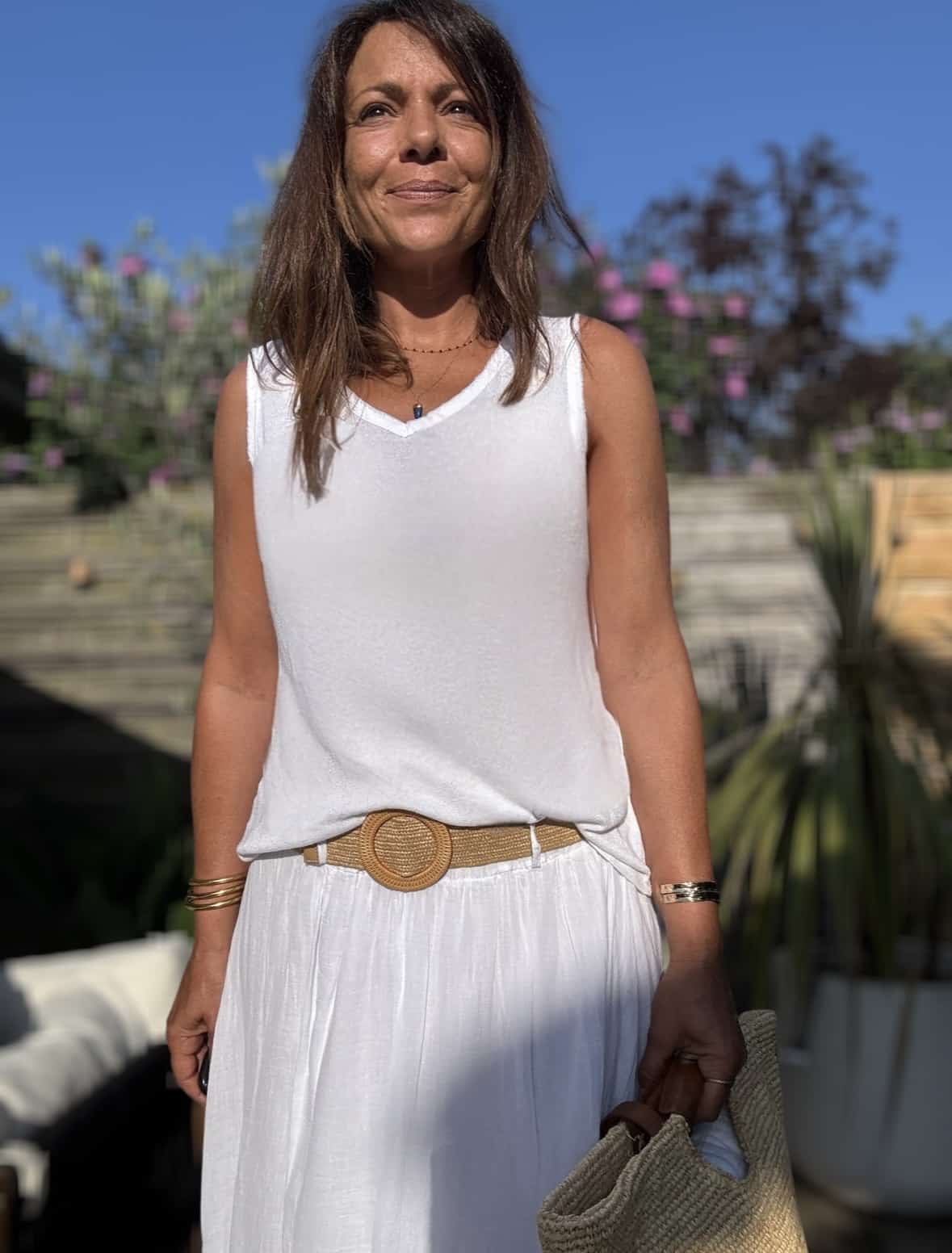 Débardeur JANA – Blanc Le débardeur JANA est un basique estival revisité avec élégance. Sa matière légère en 50 % lin et 50 % viscose apporte une douceur incomparable. Le col V est décoré de petites franges délicates, également présentes sur les emmanchures. La coupe droite, légèrement évasée, flatte toutes les morphologies. La taille unique convient parfaitement aux silhouettes du 36 au 40. Cette pièce est fabriquée en Italie avec soin. Coloris : blanc Matière : 50 % lin, 50 % viscose Col V avec franges Franges sur les emmanchures Coupe droite, légèrement évasée Taille unique : convient du 36 au 40 Fabriqué en Italie