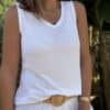 Débardeur JANA – Blanc Le débardeur JANA est un basique estival revisité avec élégance. Sa matière légère en 50 % lin et 50 % viscose apporte une douceur incomparable. Le col V est décoré de petites franges délicates, également présentes sur les emmanchures. La coupe droite, légèrement évasée, flatte toutes les morphologies. La taille unique convient parfaitement aux silhouettes du 36 au 40. Cette pièce est fabriquée en Italie avec soin. Coloris : blanc Matière : 50 % lin, 50 % viscose Col V avec franges Franges sur les emmanchures Coupe droite, légèrement évasée Taille unique : convient du 36 au 40 Fabriqué en Italie
