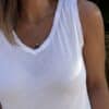 Débardeur JANA – Blanc Le débardeur JANA est un basique estival revisité avec élégance. Sa matière légère en 50 % lin et 50 % viscose apporte une douceur incomparable. Le col V est décoré de petites franges délicates, également présentes sur les emmanchures. La coupe droite, légèrement évasée, flatte toutes les morphologies. La taille unique convient parfaitement aux silhouettes du 36 au 40. Cette pièce est fabriquée en Italie avec soin. Coloris : blanc Matière : 50 % lin, 50 % viscose Col V avec franges Franges sur les emmanchures Coupe droite, légèrement évasée Taille unique : convient du 36 au 40 Fabriqué en Italie