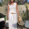 Débardeur JANA – Blanc Le débardeur JANA est un basique estival revisité avec élégance. Sa matière légère en 50 % lin et 50 % viscose apporte une douceur incomparable. Le col V est décoré de petites franges délicates, également présentes sur les emmanchures. La coupe droite, légèrement évasée, flatte toutes les morphologies. La taille unique convient parfaitement aux silhouettes du 36 au 40. Cette pièce est fabriquée en Italie avec soin. Coloris : blanc Matière : 50 % lin, 50 % viscose Col V avec franges Franges sur les emmanchures Coupe droite, légèrement évasée Taille unique : convient du 36 au 40 Fabriqué en Italie