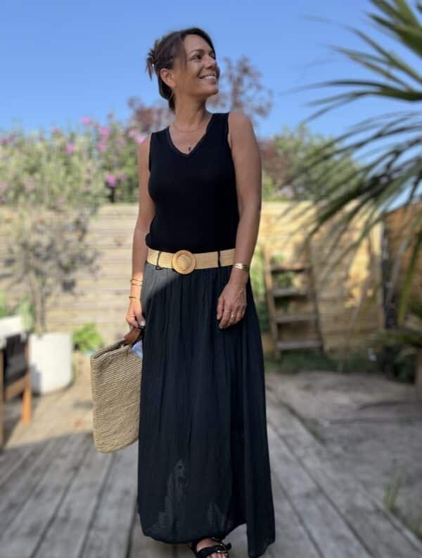 Débardeur JANA – Noir Le débardeur JANA en noir est une pièce chic, fluide et légère. Il est fabriqué dans un mélange doux de 50 % lin et 50 % viscose. Le col V est rehaussé de franges ton sur ton, présentes également sur les emmanchures. Sa coupe droite évasée met en valeur toutes les morphologies. La taille unique convient du 36 au 40. Ce modèle est fabriqué en Italie et s’adapte à toutes vos envies. Coloris : noir Matière : 50 % lin, 50 % viscose Col V avec franges Franges sur les emmanchures Coupe droite, légèrement évasée Taille unique : convient du 36 au 40 Fabriqué en Italie