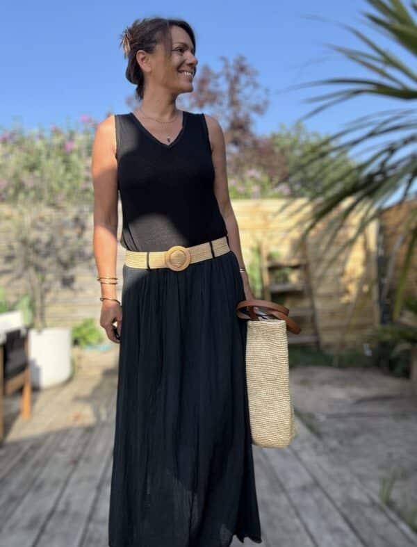 Débardeur JANA – Noir Le débardeur JANA en noir est une pièce chic, fluide et légère. Il est fabriqué dans un mélange doux de 50 % lin et 50 % viscose. Le col V est rehaussé de franges ton sur ton, présentes également sur les emmanchures. Sa coupe droite évasée met en valeur toutes les morphologies. La taille unique convient du 36 au 40. Ce modèle est fabriqué en Italie et s’adapte à toutes vos envies. Coloris : noir Matière : 50 % lin, 50 % viscose Col V avec franges Franges sur les emmanchures Coupe droite, légèrement évasée Taille unique : convient du 36 au 40 Fabriqué en Italie