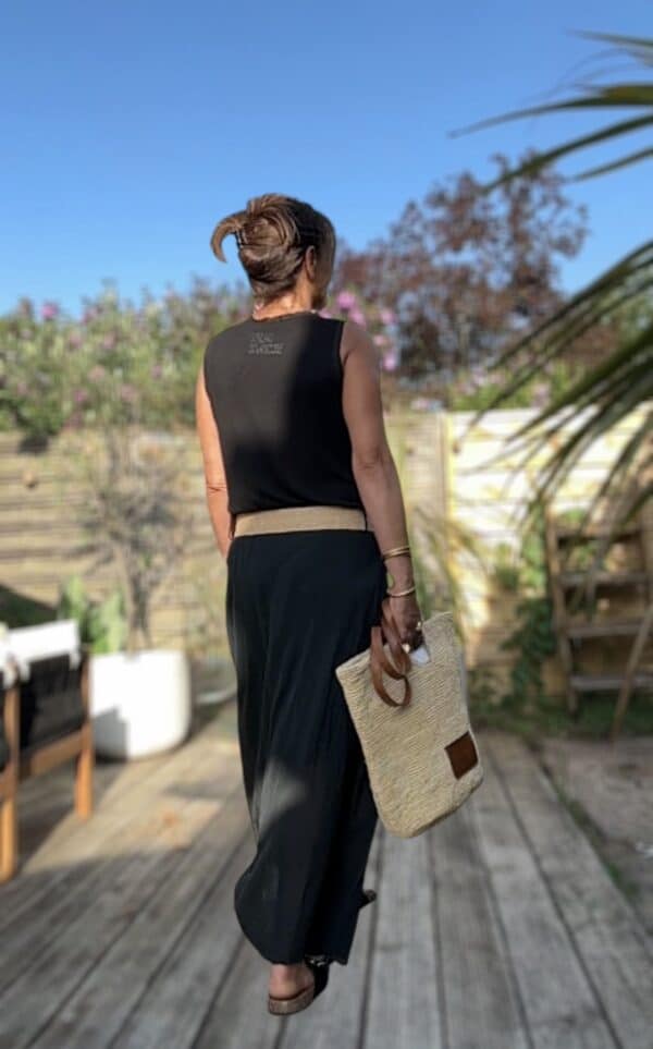 Débardeur JANA – Noir Le débardeur JANA en noir est une pièce chic, fluide et légère. Il est fabriqué dans un mélange doux de 50 % lin et 50 % viscose. Le col V est rehaussé de franges ton sur ton, présentes également sur les emmanchures. Sa coupe droite évasée met en valeur toutes les morphologies. La taille unique convient du 36 au 40. Ce modèle est fabriqué en Italie et s’adapte à toutes vos envies. Coloris : noir Matière : 50 % lin, 50 % viscose Col V avec franges Franges sur les emmanchures Coupe droite, légèrement évasée Taille unique : convient du 36 au 40 Fabriqué en Italie