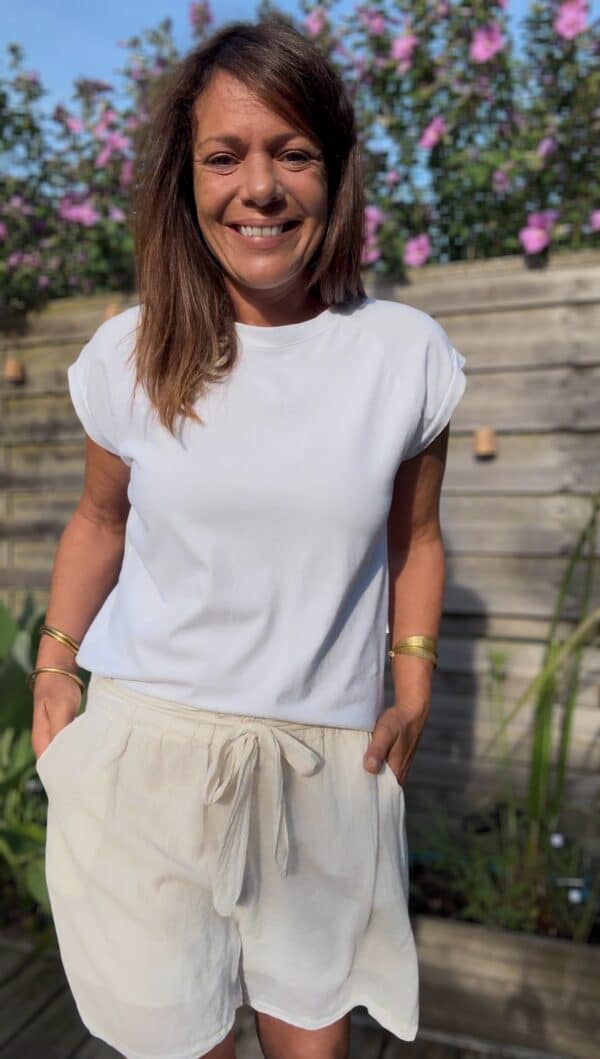 T-shirt Bayan – Coton italien blanc Confortable, simple et chic : le t-shirt Bayan coche toutes les cases. Col rond, manches raglan Coupe droite intemporelle 100% coton doux – fabrication italienne Couleur : blanc pur Taille unique : convient du 36 au 40 Un basique élégant à porter seul ou superposé, parfait pour l’univers bohème-chic de Les Marques de Lilo.