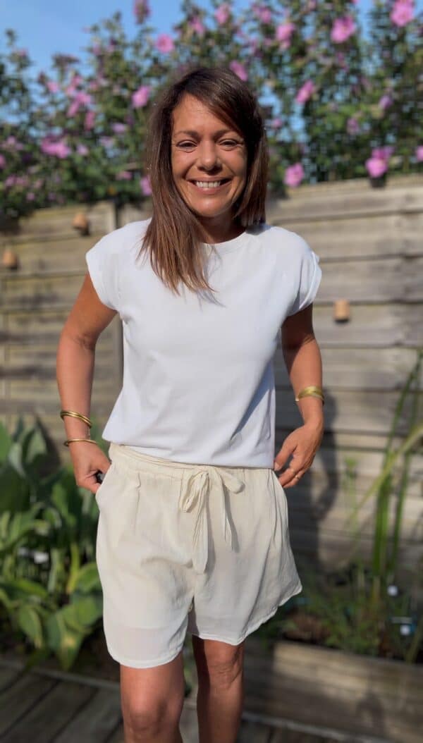 T-shirt Bayan – Coton italien blanc Confortable, simple et chic : le t-shirt Bayan coche toutes les cases. Col rond, manches raglan Coupe droite intemporelle 100% coton doux – fabrication italienne Couleur : blanc pur Taille unique : convient du 36 au 40 Un basique élégant à porter seul ou superposé, parfait pour l’univers bohème-chic de Les Marques de Lilo.