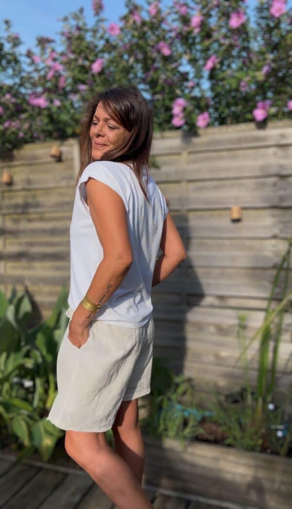 T-shirt Bayan – Coton italien blanc Confortable, simple et chic : le t-shirt Bayan coche toutes les cases. Col rond, manches raglan Coupe droite intemporelle 100% coton doux – fabrication italienne Couleur : blanc pur Taille unique : convient du 36 au 40 Un basique élégant à porter seul ou superposé, parfait pour l’univers bohème-chic de Les Marques de Lilo.