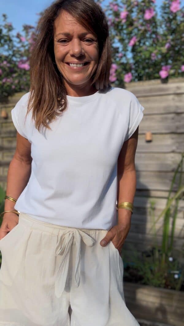 T-shirt Bayan – Coton italien blanc Confortable, simple et chic : le t-shirt Bayan coche toutes les cases. Col rond, manches raglan Coupe droite intemporelle 100% coton doux – fabrication italienne Couleur : blanc pur Taille unique : convient du 36 au 40 Un basique élégant à porter seul ou superposé, parfait pour l’univers bohème-chic de Les Marques de Lilo.