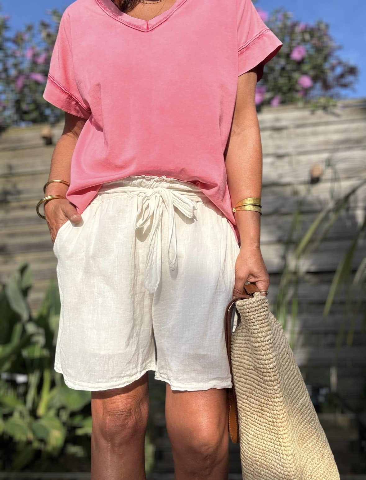 Short SANA – Coloris écru Le short SANA écru, en voile de coton doublé coloré, conjugue élégance et confort pour l’été. Voile de coton doublé, léger et doux Coupe ample et féminine Taille unique (36 à 42) Taille élastique avec lien à nouer Poches sur les côtés Coloris écru (également disponible en camel et terracotta) Fabriqué en Italie À associer avec le débardeur JANA ou le t-shirt LIOR pour un look bohème complet. SANA, la pièce bohème-chic indispensable de l’été.
