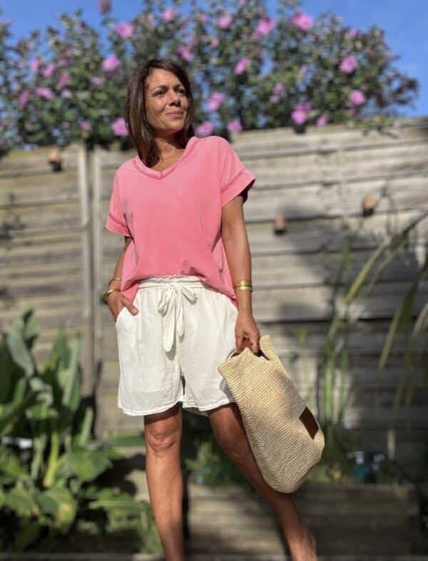 Short SANA – Coloris écru Le short SANA écru, en voile de coton doublé coloré, conjugue élégance et confort pour l’été. Voile de coton doublé, léger et doux Coupe ample et féminine Taille unique (36 à 42) Taille élastique avec lien à nouer Poches sur les côtés Coloris écru (également disponible en camel et terracotta) Fabriqué en Italie À associer avec le débardeur JANA ou le t-shirt LIOR pour un look bohème complet. SANA, la pièce bohème-chic indispensable de l’été.
