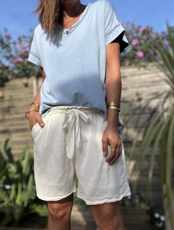Short SANA – Coloris écru Le short SANA écru, en voile de coton doublé coloré, conjugue élégance et confort pour l’été. Voile de coton doublé, léger et doux Coupe ample et féminine Taille unique (36 à 42) Taille élastique avec lien à nouer Poches sur les côtés Coloris écru (également disponible en camel et terracotta) Fabriqué en Italie À associer avec le débardeur JANA ou le t-shirt LIOR pour un look bohème complet. SANA, la pièce bohème-chic indispensable de l’été.