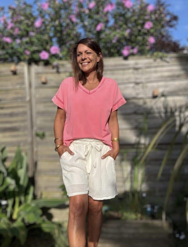 Short SANA – Coloris écru Le short SANA écru, en voile de coton doublé coloré, conjugue élégance et confort pour l’été. Voile de coton doublé, léger et doux Coupe ample et féminine Taille unique (36 à 42) Taille élastique avec lien à nouer Poches sur les côtés Coloris écru (également disponible en camel et terracotta) Fabriqué en Italie À associer avec le débardeur JANA ou le t-shirt LIOR pour un look bohème complet. SANA, la pièce bohème-chic indispensable de l’été.