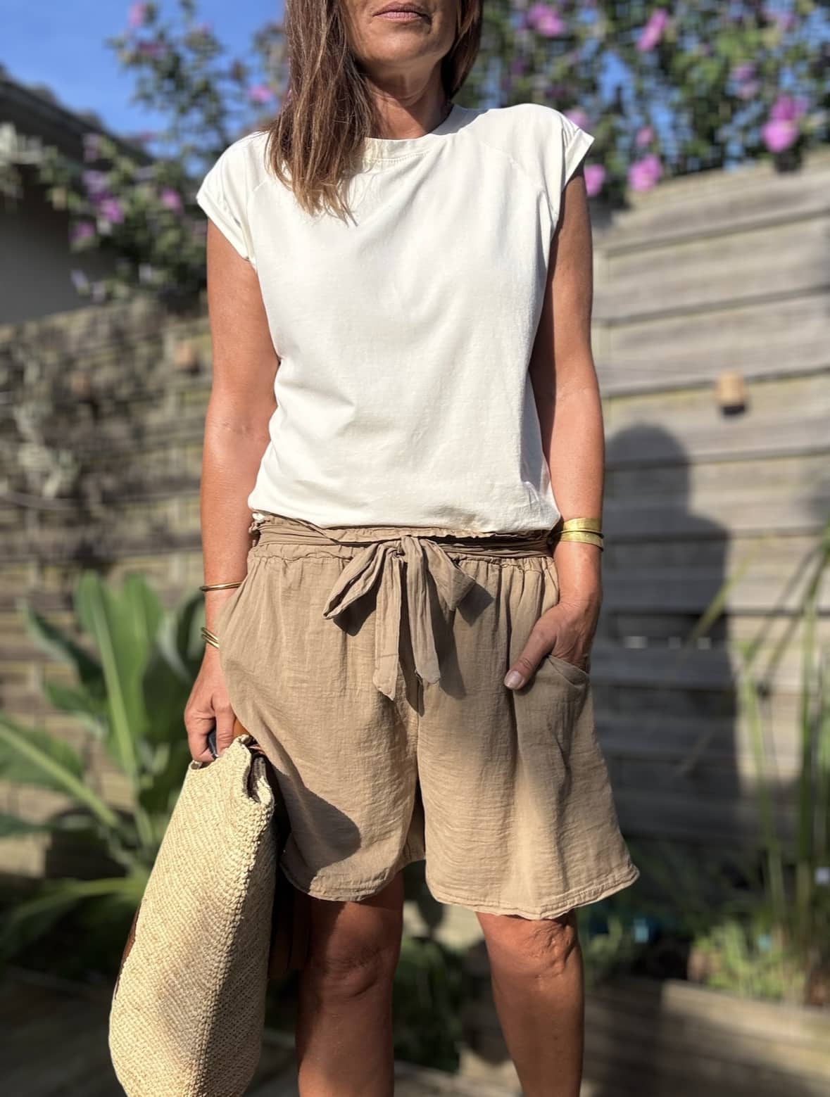 Short SANA – Coloris camel Craquez pour le short SANA en version camel : une teinte naturelle et douce pour sublimer vos tenues d'été. Coupe ample et confortable Voile de coton doublé, léger Taille unique (36 à 42) Taille élastique + lien à nouer Poches sur les côtés Coloris camel (disponible aussi en terracotta et écru) Fabriqué en Italie À associer avec le débardeur JANA ou le t-shirt LIOR pour un look estival réussi. SANA, le short bohème-chic pour un été libre et stylé.