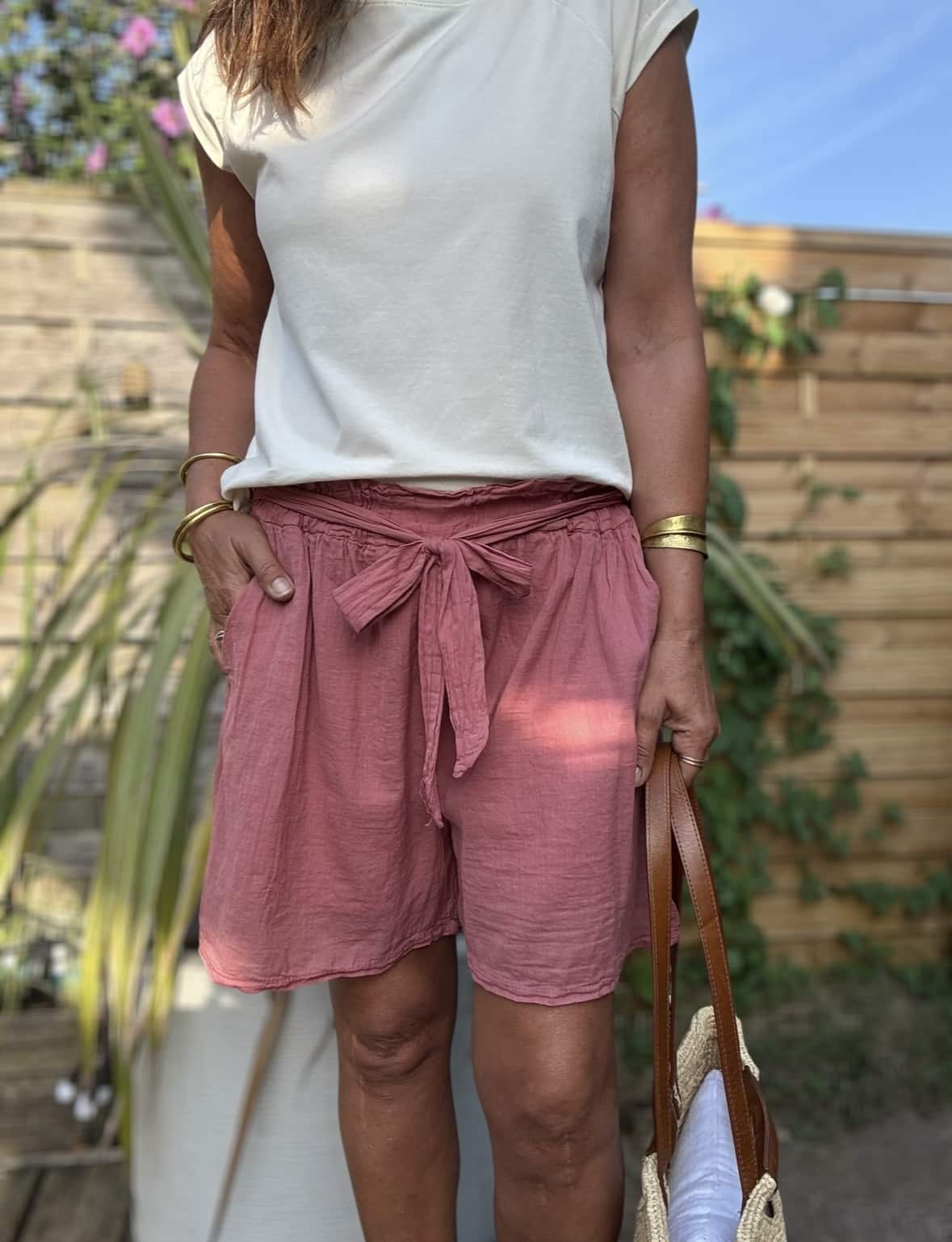 Short SANA – Bohème, léger, essentiel Adoptez le short SANA, une pièce forte au style bohème-chic. Léger, confortable et féminin, il accompagne tous vos looks d'été. Coupe ample et fluide Taille unique (36 à 42) Voile de coton doublé ultra-léger Taille élastique avec lien à nouer Poches discrètes sur les côtés Coloris : terracotta (aussi dispo en camel et écru) Fabriqué en Italie S'associe parfaitement avec le débardeur JANA ou le t-shirt LIOR. SANA incarne l'élégance estivale : simplicité, féminité, efficacité.