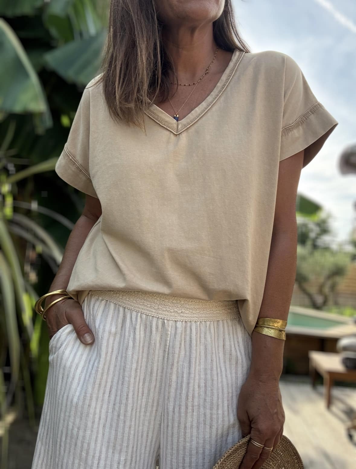 T-shirt LIOR – Camel Le t-shirt LIOR en coloris camel est confectionné en Italie dans un coton doux à l’effet délavé subtil. Sa coupe ample et sa taille unique s’adaptent aux morphologies allant du 36 au 44, pour un confort optimal. Le col V est mis en valeur par de délicats détails de couture, également présents sur les manches courtes. La teinte camel s’accorde facilement avec les tons neutres, naturels ou colorés, pour un look toujours maîtrisé. Le t-shirt LIOR est aussi disponible en framboise, kaki et jean clair. Composition : 100% coton Coupe : ample Coloris : camel Taille unique : convient du 36 au 44 Fabriqué en Italie