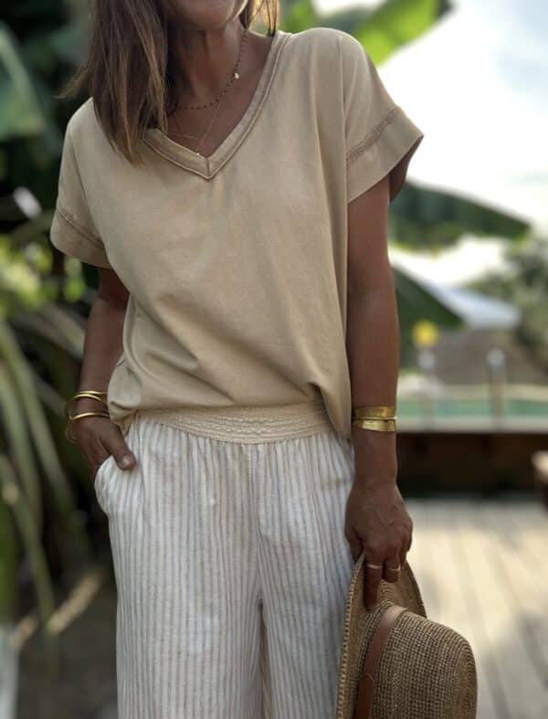 T-shirt LIOR – Camel Le t-shirt LIOR en coloris camel est confectionné en Italie dans un coton doux à l’effet délavé subtil. Sa coupe ample et sa taille unique s’adaptent aux morphologies allant du 36 au 44, pour un confort optimal. Le col V est mis en valeur par de délicats détails de couture, également présents sur les manches courtes. La teinte camel s’accorde facilement avec les tons neutres, naturels ou colorés, pour un look toujours maîtrisé. Le t-shirt LIOR est aussi disponible en framboise, kaki et jean clair. Composition : 100% coton Coupe : ample Coloris : camel Taille unique : convient du 36 au 44 Fabriqué en Italie