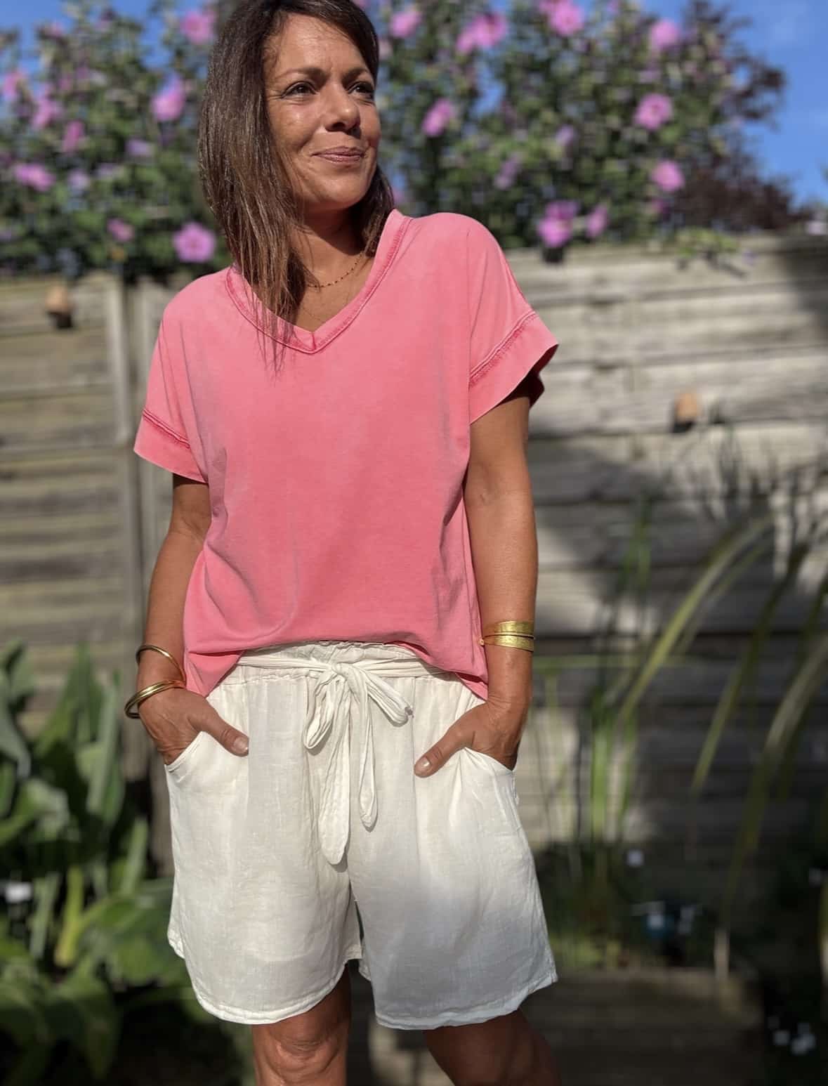 T-shirt LIOR – Framboise Le t-shirt LIOR en coloris framboise est une pièce forte, pleine de fraîcheur et de caractère. Confectionné en Italie dans un coton doux légèrement délavé, il est agréable à porter et lumineux à souhait. Sa coupe ample convient aux morphologies allant du 36 au 44, grâce à une taille unique bien pensée. Un col V dégage le cou avec élégance, tandis que des détails couture raffinés soulignent le col et les manches. Les manches courtes rendent ce modèle parfait pour les journées ensoleillées. Associé à du blanc, du denim, du camel ou du lin, le framboise se révèle éclatant et féminin. Le t-shirt LIOR existe également en kaki, jean clair et camel. Composition : 100% coton Coupe : ample Coloris : framboise Taille unique : convient du 36 au 44 Fabriqué en Italie