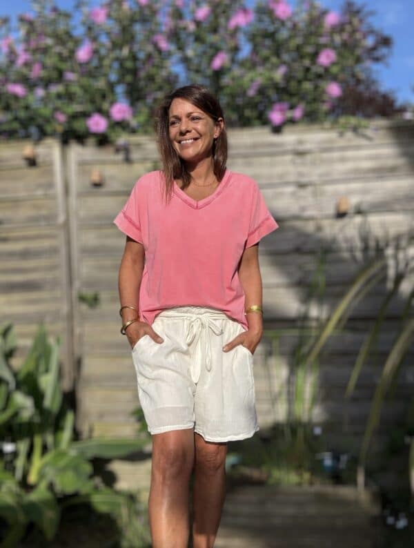 T-shirt en coton délavé framboise col V Lior – Image 3