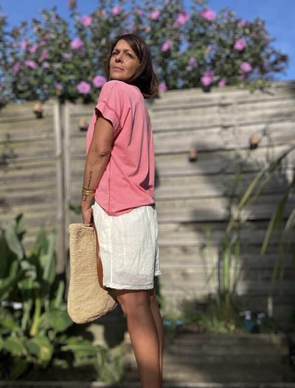 T-shirt LIOR – Framboise Le t-shirt LIOR en coloris framboise est une pièce forte, pleine de fraîcheur et de caractère. Confectionné en Italie dans un coton doux légèrement délavé, il est agréable à porter et lumineux à souhait. Sa coupe ample convient aux morphologies allant du 36 au 44, grâce à une taille unique bien pensée. Un col V dégage le cou avec élégance, tandis que des détails couture raffinés soulignent le col et les manches. Les manches courtes rendent ce modèle parfait pour les journées ensoleillées. Associé à du blanc, du denim, du camel ou du lin, le framboise se révèle éclatant et féminin. Le t-shirt LIOR existe également en kaki, jean clair et camel. Composition : 100% coton Coupe : ample Coloris : framboise Taille unique : convient du 36 au 44 Fabriqué en Italie