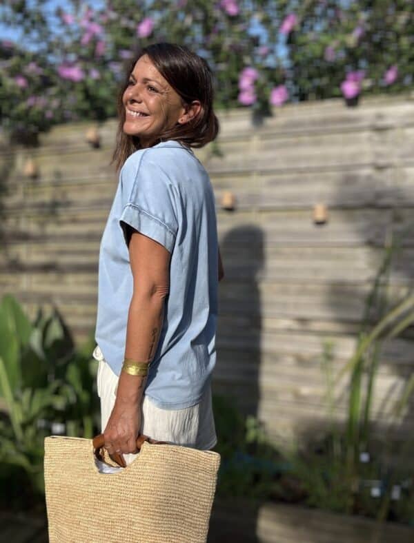 T-shirt LIOR – Jean Clair Le t-shirt LIOR en coloris jean clair est confectionné en Italie dans un coton doux légèrement délavé pour un effet vintage élégant. Sa coupe ample assure un confort optimal et convient à une taille unique allant du 36 au 44. Son col V met en valeur le décolleté tandis que les détails couture sur les manches et le col apportent de la finesse à l’ensemble. Les manches courtes, légèrement tombantes, offrent une silhouette fluide et féminine. Ce coloris jean clair s’accorde parfaitement avec du blanc, du beige, du camel ou des motifs floraux. Pour un style détente ou une tenue citadine, LIOR s’adapte à toutes vos envies. Disponible également en kaki, framboise et camel. Composition : 100% coton Coupe : ample Coloris : jean clair Taille unique : convient du 36 au 44 Fabriqué en Italie