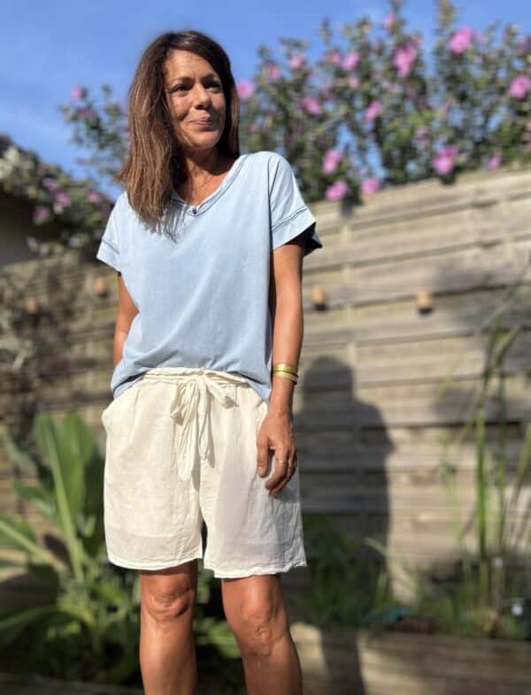 T-shirt LIOR – Jean Clair Le t-shirt LIOR en coloris jean clair est confectionné en Italie dans un coton doux légèrement délavé pour un effet vintage élégant. Sa coupe ample assure un confort optimal et convient à une taille unique allant du 36 au 44. Son col V met en valeur le décolleté tandis que les détails couture sur les manches et le col apportent de la finesse à l’ensemble. Les manches courtes, légèrement tombantes, offrent une silhouette fluide et féminine. Ce coloris jean clair s’accorde parfaitement avec du blanc, du beige, du camel ou des motifs floraux. Pour un style détente ou une tenue citadine, LIOR s’adapte à toutes vos envies. Disponible également en kaki, framboise et camel. Composition : 100% coton Coupe : ample Coloris : jean clair Taille unique : convient du 36 au 44 Fabriqué en Italie