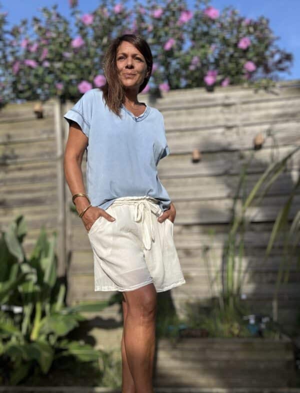 T-shirt LIOR – Jean Clair Le t-shirt LIOR en coloris jean clair est confectionné en Italie dans un coton doux légèrement délavé pour un effet vintage élégant. Sa coupe ample assure un confort optimal et convient à une taille unique allant du 36 au 44. Son col V met en valeur le décolleté tandis que les détails couture sur les manches et le col apportent de la finesse à l’ensemble. Les manches courtes, légèrement tombantes, offrent une silhouette fluide et féminine. Ce coloris jean clair s’accorde parfaitement avec du blanc, du beige, du camel ou des motifs floraux. Pour un style détente ou une tenue citadine, LIOR s’adapte à toutes vos envies. Disponible également en kaki, framboise et camel. Composition : 100% coton Coupe : ample Coloris : jean clair Taille unique : convient du 36 au 44 Fabriqué en Italie