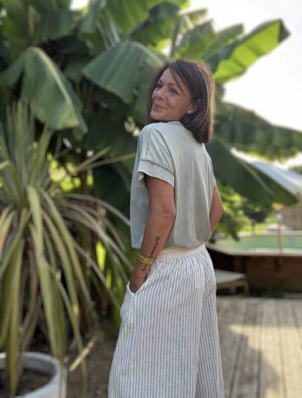 T-shirt LIOR – Kaki Confectionné en Italie, le t-shirt LIOR kaki combine coton doux et effet délavé pour un look estival tout en confort. Sa coupe ample a été pensée pour convenir à toutes les morphologies. La taille unique s’adapte parfaitement du 36 au 44. On aime ses détails couture discrets au niveau du décolleté et des manches courtes, ainsi que son col rond légèrement ouvert. Il se porte aussi bien avec un jean qu’avec un short en lin ou une jupe fluide. Le coloris kaki s’accorde à merveille avec des tons neutres ou vitaminés. Le t-shirt LIOR existe également en jean clair, framboise et camel. Composition : 100% coton Coupe : ample Coloris : kaki Taille unique : convient du 36 au 44 Fabriqué en Italie