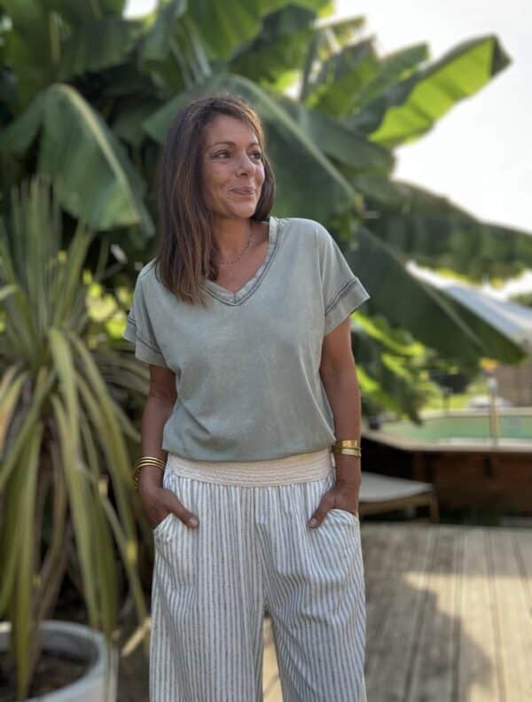 T-shirt LIOR – Kaki Confectionné en Italie, le t-shirt LIOR kaki combine coton doux et effet délavé pour un look estival tout en confort. Sa coupe ample a été pensée pour convenir à toutes les morphologies. La taille unique s’adapte parfaitement du 36 au 44. On aime ses détails couture discrets au niveau du décolleté et des manches courtes, ainsi que son col rond légèrement ouvert. Il se porte aussi bien avec un jean qu’avec un short en lin ou une jupe fluide. Le coloris kaki s’accorde à merveille avec des tons neutres ou vitaminés. Le t-shirt LIOR existe également en jean clair, framboise et camel. Composition : 100% coton Coupe : ample Coloris : kaki Taille unique : convient du 36 au 44 Fabriqué en Italie