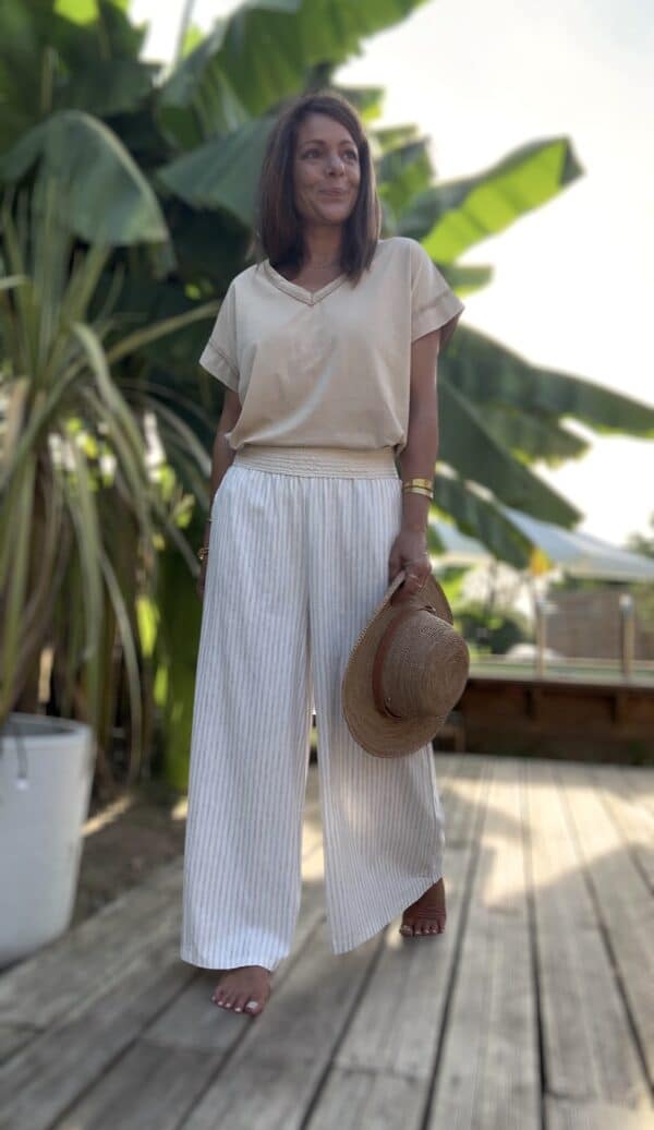Pantalon Cassia – Rayé beige écru Léger, chic, bohème : découvrez le pantalon Cassia, un essentiel confortable et raffiné. Matière : coton et lin mélangés Rayures beige et écru Coupe large et fluide Taille élastique brodée Poches pratiques sur les côtés Taille unique : convient du 36 au 42 Disponible aussi en kaki Associez-le aux t-shirts Lior pour un look estival 100% bohème-chic. Fabrication italienne 🇮🇹 – signé Les Marques de Lilo