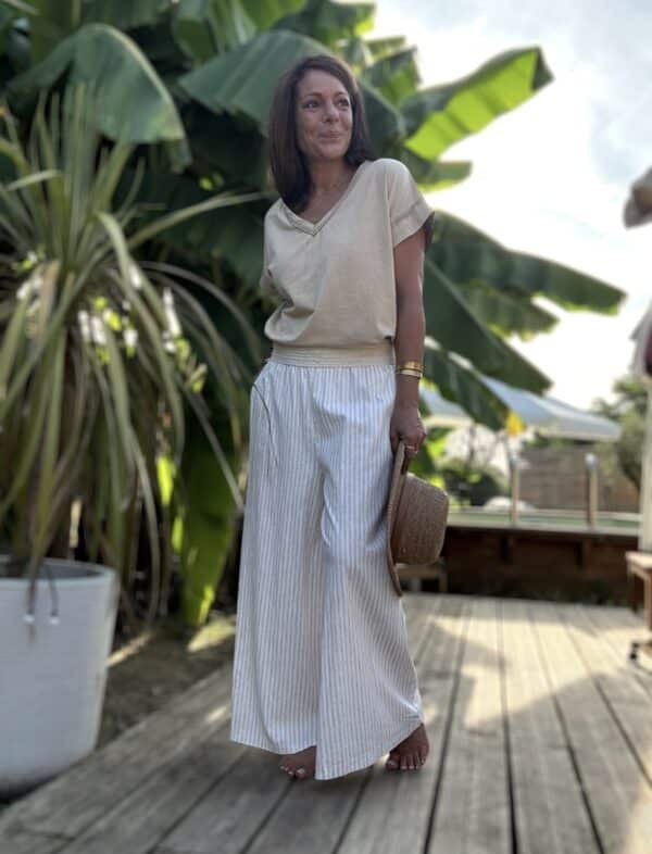 Pantalon Cassia – Rayé beige écru Léger, chic, bohème : découvrez le pantalon Cassia, un essentiel confortable et raffiné. Matière : coton et lin mélangés Rayures beige et écru Coupe large et fluide Taille élastique brodée Poches pratiques sur les côtés Taille unique : convient du 36 au 42 Disponible aussi en kaki Associez-le aux t-shirts Lior pour un look estival 100% bohème-chic. Fabrication italienne 🇮🇹 – signé Les Marques de Lilo