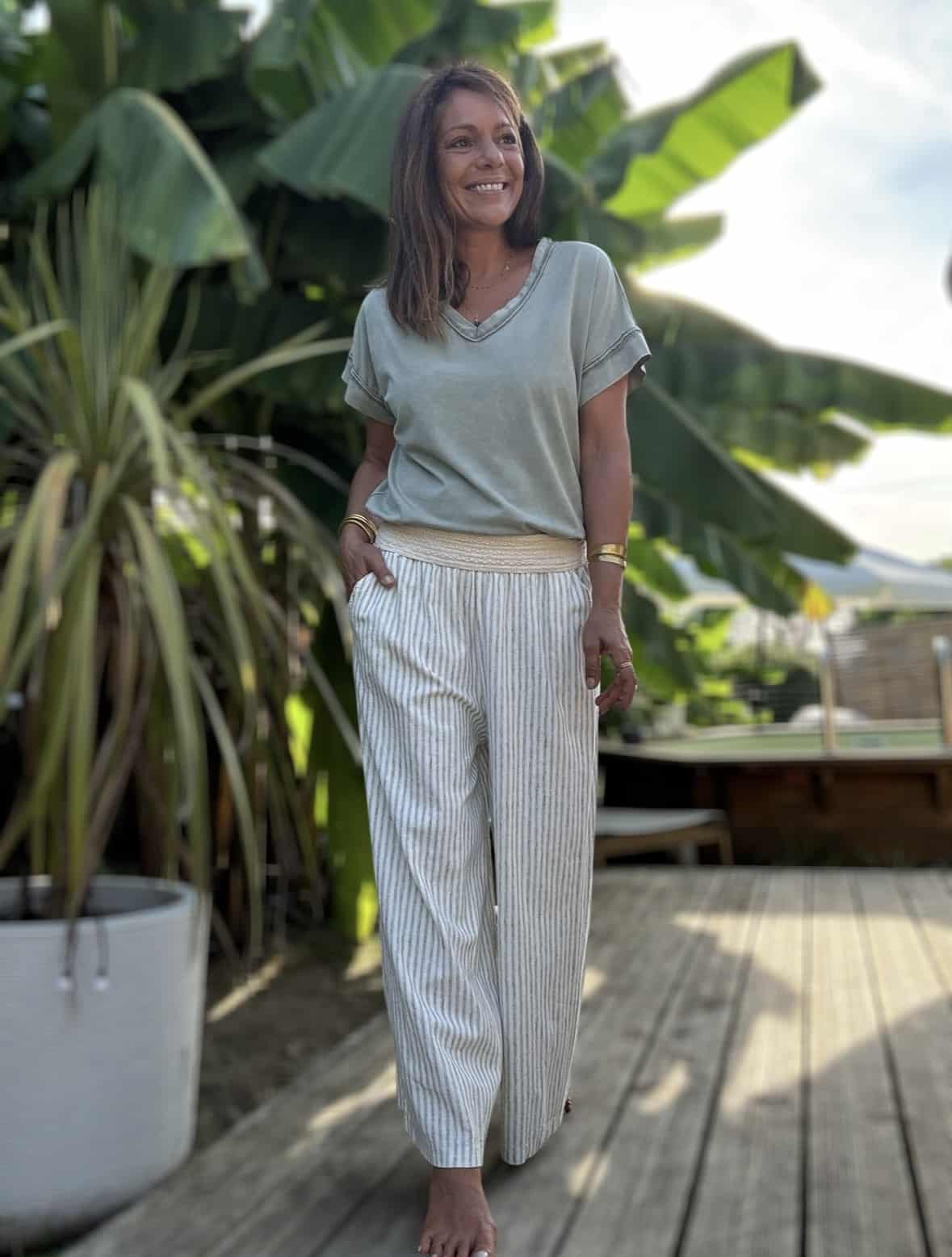 Pantalon Cassia – Rayé kaki Élégance naturelle et confort : découvrez Cassia, notre pantalon large en coton-lin rayé kaki. Coloris kaki rayé Matière : coton et lin mélangés Coupe ample et fluide Taille élastique brodée Poches latérales pratiques Taille unique : convient du 36 au 42 S’accorde parfaitement avec les t-shirts Lior pour un look bohème-chic naturel. Fabrication italienne 🇮🇹 – Exclusivité Les Marques de Lilo
