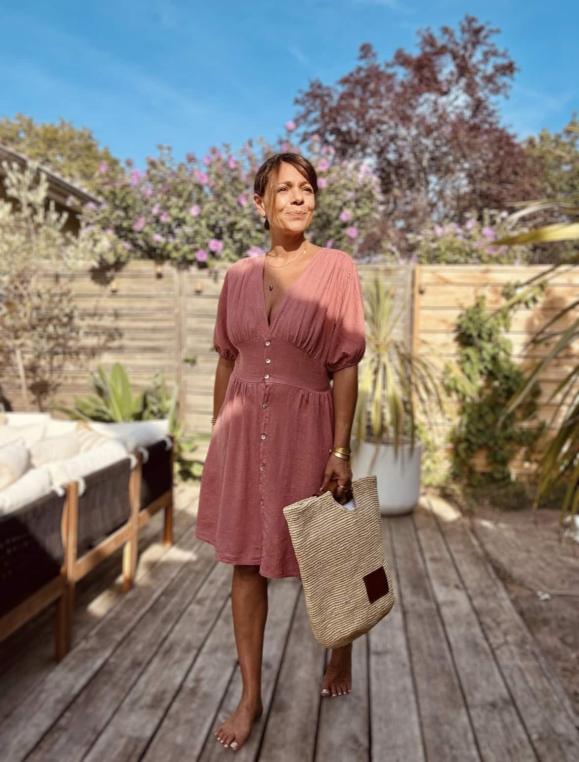 Robe SOLINE – Élégance fluide et féminine Craquez pour la robe Soline, une pièce fluide et légère en viscose et lin, parfaite pour la belle saison. Mix de viscose et lin naturel Coupe mi-longue flatteuse Décolleté plongeant féminin Fermeture intégrale par boutons nacrés Manches courtes avec finition élastiquée Élastique discret au dos pour plus de confort Découpe devant légèrement évasée pour camoufler le ventre Matière respirante et agréable à porter Taille unique (convient du 36 au 40) Fabrication italienne À associer avec des sandales, des bijoux dorés et un panier pour un look bohème-chic sans effort.