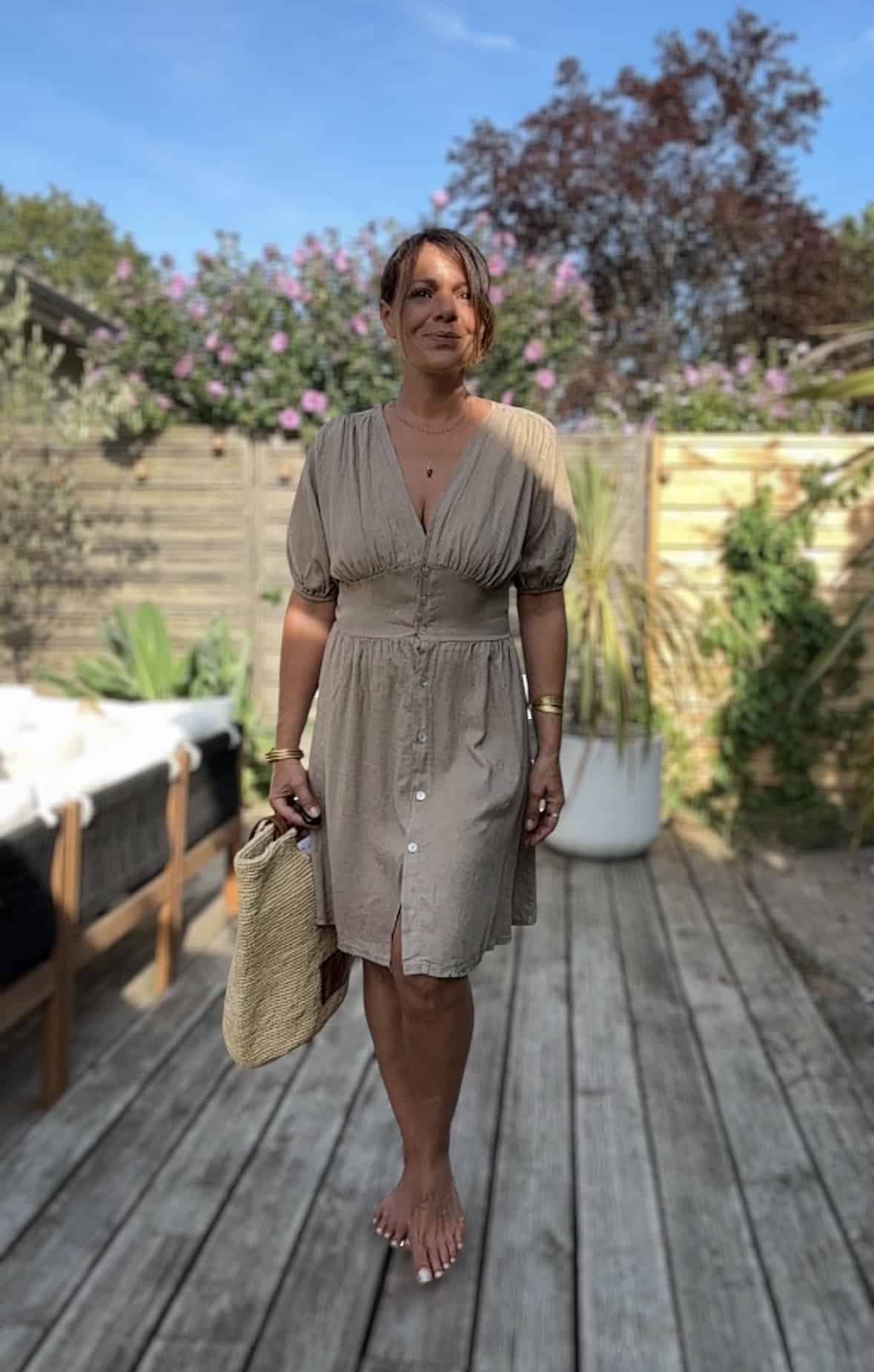 Robe mi-longue Soline – Coloris camel Voici la robe Soline en camel, une teinte chaude et naturelle qui sublime la silhouette avec élégance. Composition fluide : viscose & lin Décolleté plongeant délicat Fermeture sur le devant avec boutons nacrés Manches courtes finies par un élastique léger Coupe mi-longue flatteuse et fluide Élastique souple au dos pour plus d’aisance Découpe légèrement plus ample sur le ventre Coloris camel facile à porter et associer Taille unique (du 36 au 40) Confection italienne Parfait avec des sandales dorées, un panier et un chapeau de paille pour un look 100 % bohème-chic.