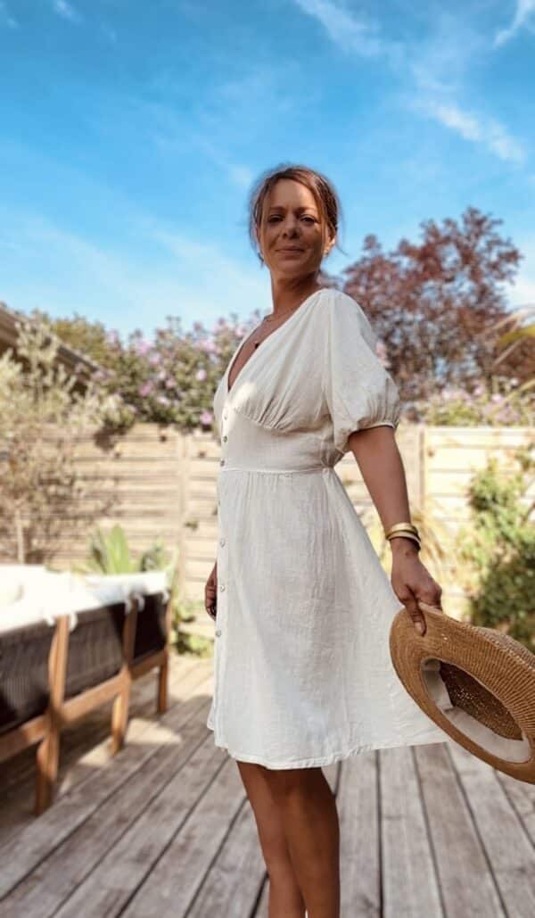 Robe mi-longue Soline – Coloris écru Craquez pour la robe Soline, en version écrue : douce, fluide et délicatement féminine. Matière légère : viscose & lin Décolleté plongeant élégant Fermeture complète par boutons nacrés Manches courtes avec finitions élastiquées Découpe légèrement ample sur le ventre Élastique discret au dos pour plus de confort Coupe mi-longue flatteuse et fluide Coloris écru naturel, facile à accessoiriser Taille unique (convient du 36 au 40) Fabrication italienne À porter avec des sandales, une ceinture fine, un panier ou des bijoux dorés pour un look bohème-chic tout en douceur.