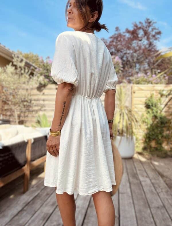 Robe mi-longue Soline – Coloris écru Craquez pour la robe Soline, en version écrue : douce, fluide et délicatement féminine. Matière légère : viscose & lin Décolleté plongeant élégant Fermeture complète par boutons nacrés Manches courtes avec finitions élastiquées Découpe légèrement ample sur le ventre Élastique discret au dos pour plus de confort Coupe mi-longue flatteuse et fluide Coloris écru naturel, facile à accessoiriser Taille unique (convient du 36 au 40) Fabrication italienne À porter avec des sandales, une ceinture fine, un panier ou des bijoux dorés pour un look bohème-chic tout en douceur.