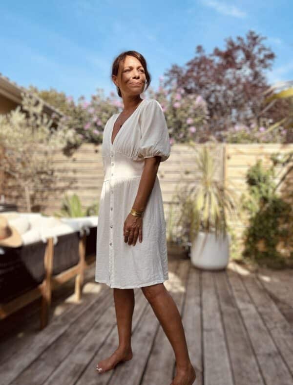 Robe mi-longue Soline – Coloris écru Craquez pour la robe Soline, en version écrue : douce, fluide et délicatement féminine. Matière légère : viscose & lin Décolleté plongeant élégant Fermeture complète par boutons nacrés Manches courtes avec finitions élastiquées Découpe légèrement ample sur le ventre Élastique discret au dos pour plus de confort Coupe mi-longue flatteuse et fluide Coloris écru naturel, facile à accessoiriser Taille unique (convient du 36 au 40) Fabrication italienne À porter avec des sandales, une ceinture fine, un panier ou des bijoux dorés pour un look bohème-chic tout en douceur.