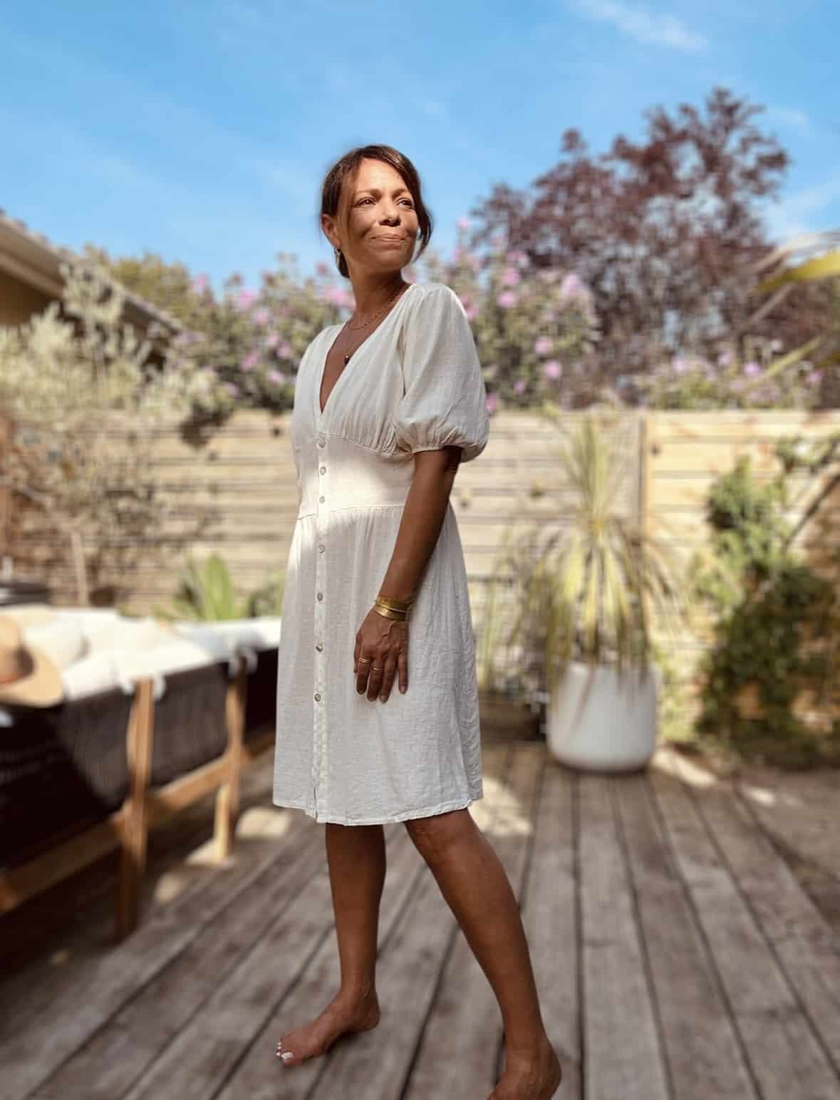 Robe mi-longue Soline – Coloris écru Craquez pour la robe Soline, en version écrue : douce, fluide et délicatement féminine. Matière légère : viscose & lin Décolleté plongeant élégant Fermeture complète par boutons nacrés Manches courtes avec finitions élastiquées Découpe légèrement ample sur le ventre Élastique discret au dos pour plus de confort Coupe mi-longue flatteuse et fluide Coloris écru naturel, facile à accessoiriser Taille unique (convient du 36 au 40) Fabrication italienne À porter avec des sandales, une ceinture fine, un panier ou des bijoux dorés pour un look bohème-chic tout en douceur.