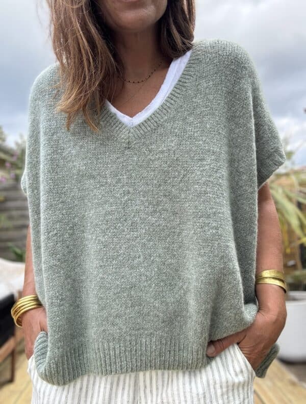 Pull NOE – Coloris Sauge Le pull NOE en coloris sauge est une pièce incontournable pour un look doux, naturel et confortable. Sa coupe oversize et son col V offrent une silhouette moderne et féminine. Sans manche, il se porte aussi bien seul qu'en superposition, sur une chemise, un top ajusté ou une robe fluide. Parfait pour l'été indien, idéal pour l’automne à venir. Le coloris sauge est un vert tendre légèrement grisé, subtil et lumineux. Il s’accorde facilement avec les tons neutres, les beiges, les écrus, les bruns ou même les tons terracotta. Sa maille contient 30 % de Kidmohair, une fibre naturelle reconnue pour sa chaleur légère et son toucher doux. Elle ne pique pas, ne gratte pas, et offre un confort exceptionnel tout au long de la journée. Fabriqué en Italie, ce pull est le fruit d’un savoir-faire de qualité. Il est soigneusement tricoté pour offrir une belle tenue et une finition impeccable. La taille unique convient aux morphologies allant du 36 au 44. Grâce à sa coupe ample, il tombe joliment sur la silhouette sans la marquer. Il s’adapte naturellement à chaque morphologie. Pull sans manche Col V féminin Coupe oversize Maille douce avec 30 % Kidmohair Coloris sauge Taille unique (36 à 44) Fabrication italienne 🇮🇹 NOE, c’est la promesse d’un style bohème, simple et élégant. À porter dès maintenant, et encore longtemps après.