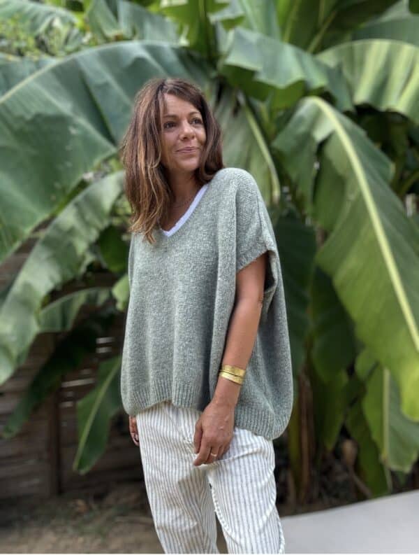 Pull NOE – Coloris Sauge Le pull NOE en coloris sauge est une pièce incontournable pour un look doux, naturel et confortable. Sa coupe oversize et son col V offrent une silhouette moderne et féminine. Sans manche, il se porte aussi bien seul qu'en superposition, sur une chemise, un top ajusté ou une robe fluide. Parfait pour l'été indien, idéal pour l’automne à venir. Le coloris sauge est un vert tendre légèrement grisé, subtil et lumineux. Il s’accorde facilement avec les tons neutres, les beiges, les écrus, les bruns ou même les tons terracotta. Sa maille contient 30 % de Kidmohair, une fibre naturelle reconnue pour sa chaleur légère et son toucher doux. Elle ne pique pas, ne gratte pas, et offre un confort exceptionnel tout au long de la journée. Fabriqué en Italie, ce pull est le fruit d’un savoir-faire de qualité. Il est soigneusement tricoté pour offrir une belle tenue et une finition impeccable. La taille unique convient aux morphologies allant du 36 au 44. Grâce à sa coupe ample, il tombe joliment sur la silhouette sans la marquer. Il s’adapte naturellement à chaque morphologie. Pull sans manche Col V féminin Coupe oversize Maille douce avec 30 % Kidmohair Coloris sauge Taille unique (36 à 44) Fabrication italienne 🇮🇹 NOE, c’est la promesse d’un style bohème, simple et élégant. À porter dès maintenant, et encore longtemps après.