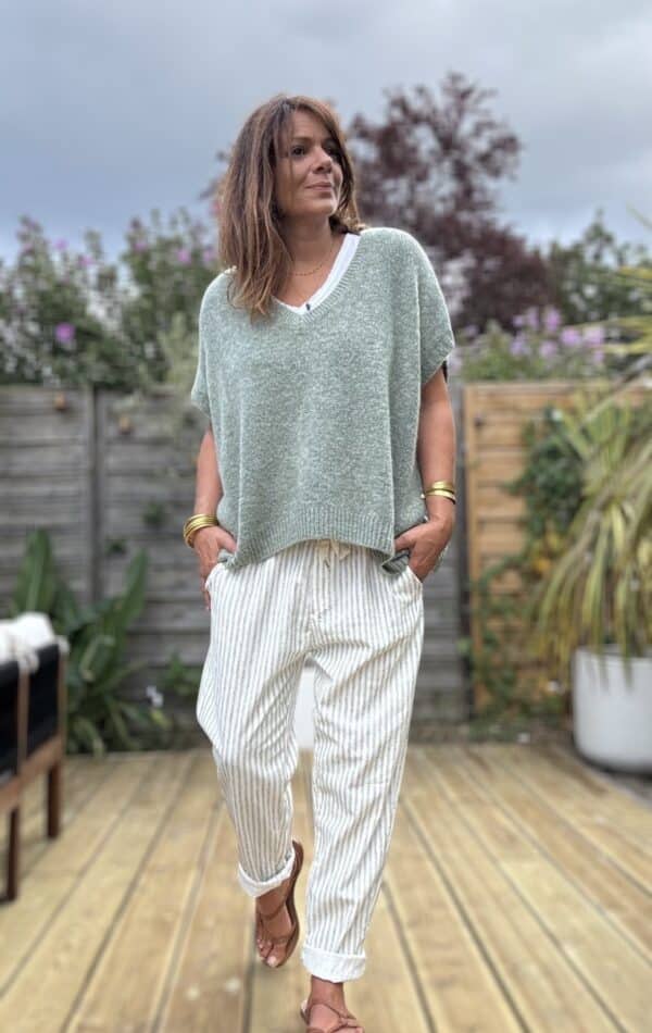 Pull NOE – Coloris Sauge Le pull NOE en coloris sauge est une pièce incontournable pour un look doux, naturel et confortable. Sa coupe oversize et son col V offrent une silhouette moderne et féminine. Sans manche, il se porte aussi bien seul qu'en superposition, sur une chemise, un top ajusté ou une robe fluide. Parfait pour l'été indien, idéal pour l’automne à venir. Le coloris sauge est un vert tendre légèrement grisé, subtil et lumineux. Il s’accorde facilement avec les tons neutres, les beiges, les écrus, les bruns ou même les tons terracotta. Sa maille contient 30 % de Kidmohair, une fibre naturelle reconnue pour sa chaleur légère et son toucher doux. Elle ne pique pas, ne gratte pas, et offre un confort exceptionnel tout au long de la journée. Fabriqué en Italie, ce pull est le fruit d’un savoir-faire de qualité. Il est soigneusement tricoté pour offrir une belle tenue et une finition impeccable. La taille unique convient aux morphologies allant du 36 au 44. Grâce à sa coupe ample, il tombe joliment sur la silhouette sans la marquer. Il s’adapte naturellement à chaque morphologie. Pull sans manche Col V féminin Coupe oversize Maille douce avec 30 % Kidmohair Coloris sauge Taille unique (36 à 44) Fabrication italienne 🇮🇹 NOE, c’est la promesse d’un style bohème, simple et élégant. À porter dès maintenant, et encore longtemps après.