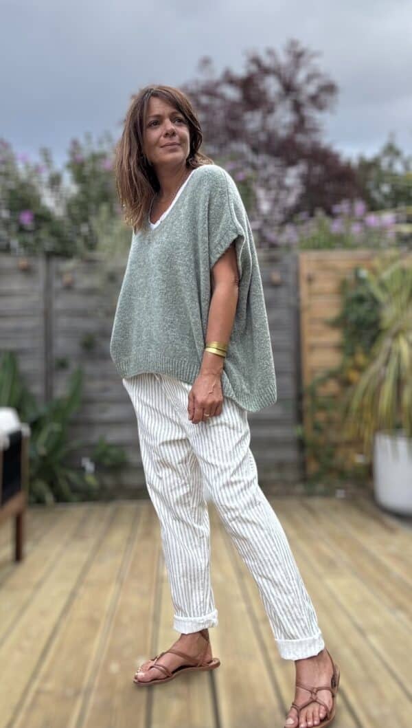Pull NOE – Coloris Sauge Le pull NOE en coloris sauge est une pièce incontournable pour un look doux, naturel et confortable. Sa coupe oversize et son col V offrent une silhouette moderne et féminine. Sans manche, il se porte aussi bien seul qu'en superposition, sur une chemise, un top ajusté ou une robe fluide. Parfait pour l'été indien, idéal pour l’automne à venir. Le coloris sauge est un vert tendre légèrement grisé, subtil et lumineux. Il s’accorde facilement avec les tons neutres, les beiges, les écrus, les bruns ou même les tons terracotta. Sa maille contient 30 % de Kidmohair, une fibre naturelle reconnue pour sa chaleur légère et son toucher doux. Elle ne pique pas, ne gratte pas, et offre un confort exceptionnel tout au long de la journée. Fabriqué en Italie, ce pull est le fruit d’un savoir-faire de qualité. Il est soigneusement tricoté pour offrir une belle tenue et une finition impeccable. La taille unique convient aux morphologies allant du 36 au 44. Grâce à sa coupe ample, il tombe joliment sur la silhouette sans la marquer. Il s’adapte naturellement à chaque morphologie. Pull sans manche Col V féminin Coupe oversize Maille douce avec 30 % Kidmohair Coloris sauge Taille unique (36 à 44) Fabrication italienne 🇮🇹 NOE, c’est la promesse d’un style bohème, simple et élégant. À porter dès maintenant, et encore longtemps après.