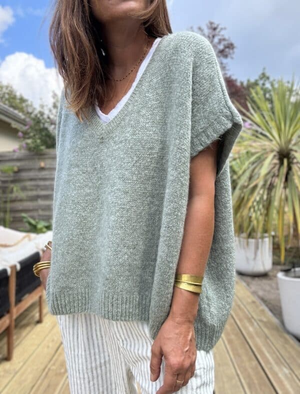 Pull NOE – Coloris Sauge Le pull NOE en coloris sauge est une pièce incontournable pour un look doux, naturel et confortable. Sa coupe oversize et son col V offrent une silhouette moderne et féminine. Sans manche, il se porte aussi bien seul qu'en superposition, sur une chemise, un top ajusté ou une robe fluide. Parfait pour l'été indien, idéal pour l’automne à venir. Le coloris sauge est un vert tendre légèrement grisé, subtil et lumineux. Il s’accorde facilement avec les tons neutres, les beiges, les écrus, les bruns ou même les tons terracotta. Sa maille contient 30 % de Kidmohair, une fibre naturelle reconnue pour sa chaleur légère et son toucher doux. Elle ne pique pas, ne gratte pas, et offre un confort exceptionnel tout au long de la journée. Fabriqué en Italie, ce pull est le fruit d’un savoir-faire de qualité. Il est soigneusement tricoté pour offrir une belle tenue et une finition impeccable. La taille unique convient aux morphologies allant du 36 au 44. Grâce à sa coupe ample, il tombe joliment sur la silhouette sans la marquer. Il s’adapte naturellement à chaque morphologie. Pull sans manche Col V féminin Coupe oversize Maille douce avec 30 % Kidmohair Coloris sauge Taille unique (36 à 44) Fabrication italienne 🇮🇹 NOE, c’est la promesse d’un style bohème, simple et élégant. À porter dès maintenant, et encore longtemps après.