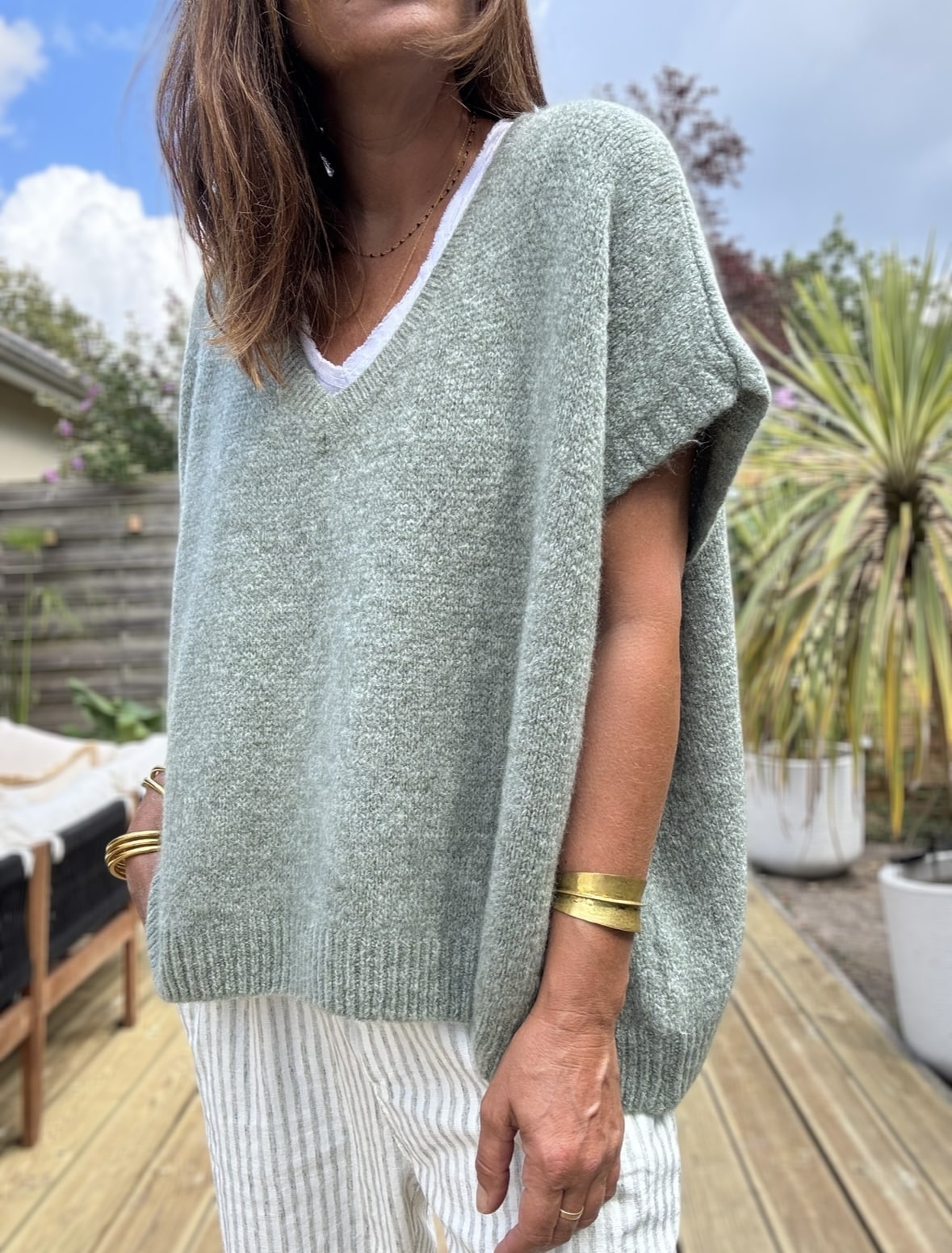 Pull NOE – Coloris Sauge Le pull NOE en coloris sauge est une pièce incontournable pour un look doux, naturel et confortable. Sa coupe oversize et son col V offrent une silhouette moderne et féminine. Sans manche, il se porte aussi bien seul qu'en superposition, sur une chemise, un top ajusté ou une robe fluide. Parfait pour l'été indien, idéal pour l’automne à venir. Le coloris sauge est un vert tendre légèrement grisé, subtil et lumineux. Il s’accorde facilement avec les tons neutres, les beiges, les écrus, les bruns ou même les tons terracotta. Sa maille contient 30 % de Kidmohair, une fibre naturelle reconnue pour sa chaleur légère et son toucher doux. Elle ne pique pas, ne gratte pas, et offre un confort exceptionnel tout au long de la journée. Fabriqué en Italie, ce pull est le fruit d’un savoir-faire de qualité. Il est soigneusement tricoté pour offrir une belle tenue et une finition impeccable. La taille unique convient aux morphologies allant du 36 au 44. Grâce à sa coupe ample, il tombe joliment sur la silhouette sans la marquer. Il s’adapte naturellement à chaque morphologie. Pull sans manche Col V féminin Coupe oversize Maille douce avec 30 % Kidmohair Coloris sauge Taille unique (36 à 44) Fabrication italienne 🇮🇹 NOE, c’est la promesse d’un style bohème, simple et élégant. À porter dès maintenant, et encore longtemps après.