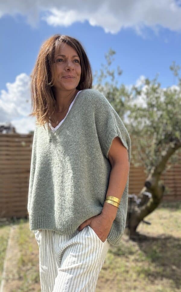 Pull NOE – Coloris Sauge Le pull NOE en coloris sauge est une pièce incontournable pour un look doux, naturel et confortable. Sa coupe oversize et son col V offrent une silhouette moderne et féminine. Sans manche, il se porte aussi bien seul qu'en superposition, sur une chemise, un top ajusté ou une robe fluide. Parfait pour l'été indien, idéal pour l’automne à venir. Le coloris sauge est un vert tendre légèrement grisé, subtil et lumineux. Il s’accorde facilement avec les tons neutres, les beiges, les écrus, les bruns ou même les tons terracotta. Sa maille contient 30 % de Kidmohair, une fibre naturelle reconnue pour sa chaleur légère et son toucher doux. Elle ne pique pas, ne gratte pas, et offre un confort exceptionnel tout au long de la journée. Fabriqué en Italie, ce pull est le fruit d’un savoir-faire de qualité. Il est soigneusement tricoté pour offrir une belle tenue et une finition impeccable. La taille unique convient aux morphologies allant du 36 au 44. Grâce à sa coupe ample, il tombe joliment sur la silhouette sans la marquer. Il s’adapte naturellement à chaque morphologie. Pull sans manche Col V féminin Coupe oversize Maille douce avec 30 % Kidmohair Coloris sauge Taille unique (36 à 44) Fabrication italienne 🇮🇹 NOE, c’est la promesse d’un style bohème, simple et élégant. À porter dès maintenant, et encore longtemps après.