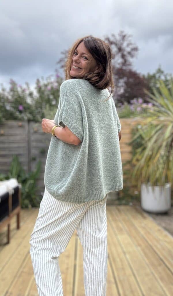 Pull NOE – Coloris Sauge Le pull NOE en coloris sauge est une pièce incontournable pour un look doux, naturel et confortable. Sa coupe oversize et son col V offrent une silhouette moderne et féminine. Sans manche, il se porte aussi bien seul qu'en superposition, sur une chemise, un top ajusté ou une robe fluide. Parfait pour l'été indien, idéal pour l’automne à venir. Le coloris sauge est un vert tendre légèrement grisé, subtil et lumineux. Il s’accorde facilement avec les tons neutres, les beiges, les écrus, les bruns ou même les tons terracotta. Sa maille contient 30 % de Kidmohair, une fibre naturelle reconnue pour sa chaleur légère et son toucher doux. Elle ne pique pas, ne gratte pas, et offre un confort exceptionnel tout au long de la journée. Fabriqué en Italie, ce pull est le fruit d’un savoir-faire de qualité. Il est soigneusement tricoté pour offrir une belle tenue et une finition impeccable. La taille unique convient aux morphologies allant du 36 au 44. Grâce à sa coupe ample, il tombe joliment sur la silhouette sans la marquer. Il s’adapte naturellement à chaque morphologie. Pull sans manche Col V féminin Coupe oversize Maille douce avec 30 % Kidmohair Coloris sauge Taille unique (36 à 44) Fabrication italienne 🇮🇹 NOE, c’est la promesse d’un style bohème, simple et élégant. À porter dès maintenant, et encore longtemps après.